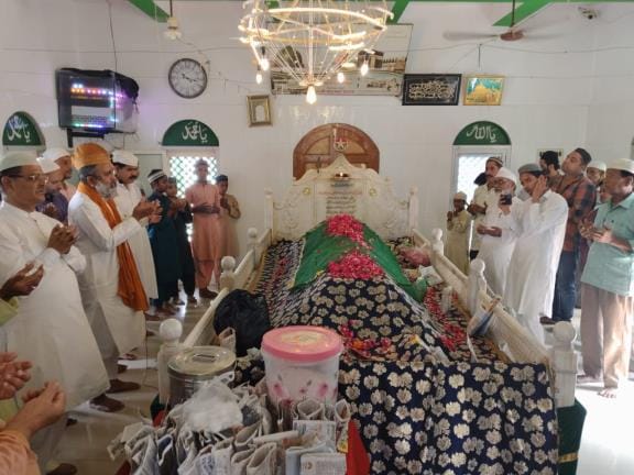 Fatiha and chadar poshi at Makhdoom Shah's shrine on Nauchandi Jumerat