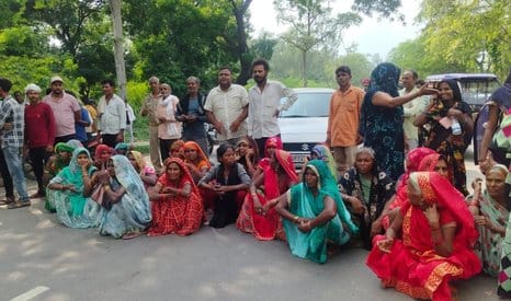 Farmers blocked the highway due to shortage of fertilizers, two parties clashed