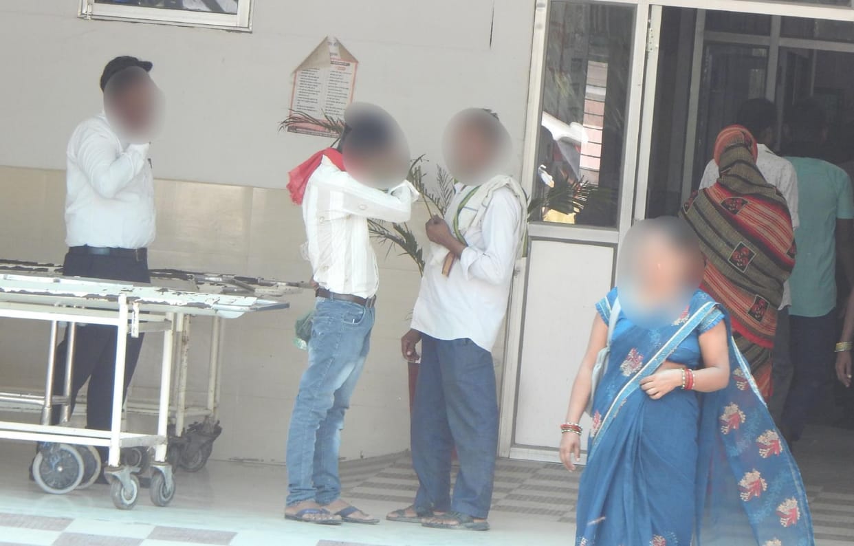 Siddharthnagar News: Taxis and ambulances are parked outside, agents trap patients inside