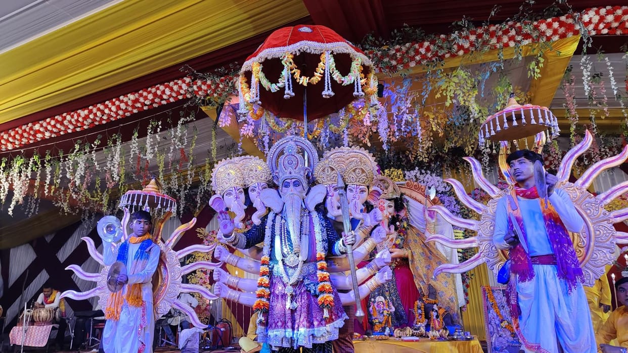 The splendor of Gajanan blossomed with the tableaus, the devotees of Ganpati were enchanted