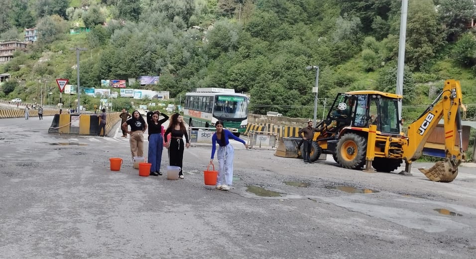 Manali is in a bad state... no gas, no water, even vegetables are out, people are struggling to survive