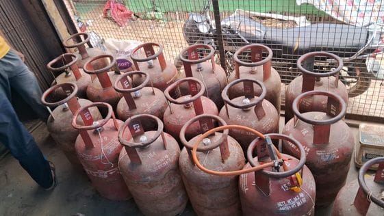 Chief Minister's Flying Squad raided a grocery store, 17 gas cylinders were confiscated, 5 were found filled
