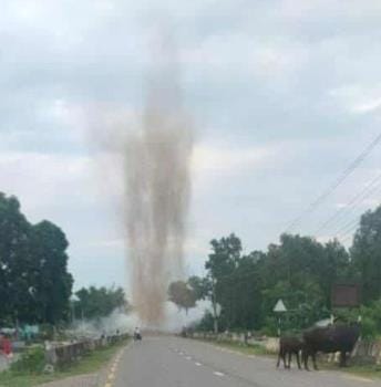Siddharthnagar News : Road destroyed due to bomb blast, people in panic