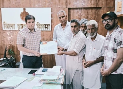 Two parties face to face for building a cowshed in village Tapp