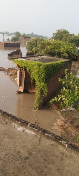 Decrease in water level of Ganga and Ramganga, five concrete houses washed away in two days