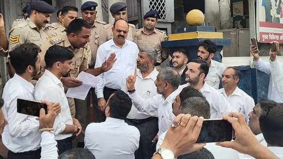 Lawyers surrounded the police post demanding FIR against the Deputy Commissioner