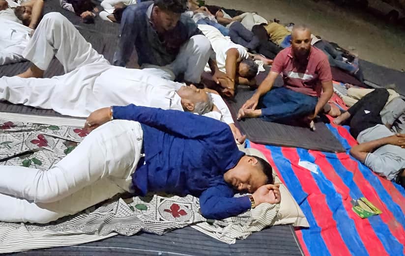 धरने पर बैठे परिजन।