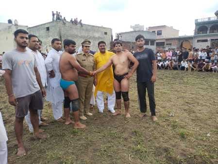 Wrestlers showed their strength in the wrestling match, the audience enjoyed