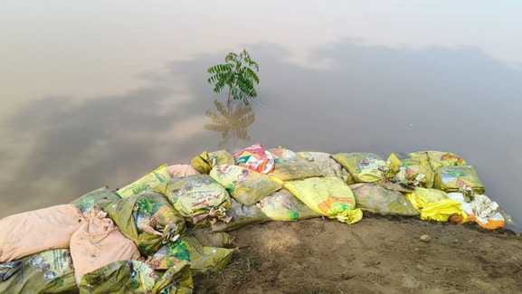 There was a crack in the Ghaggar embankment near Mastangarh, farmers took over the front