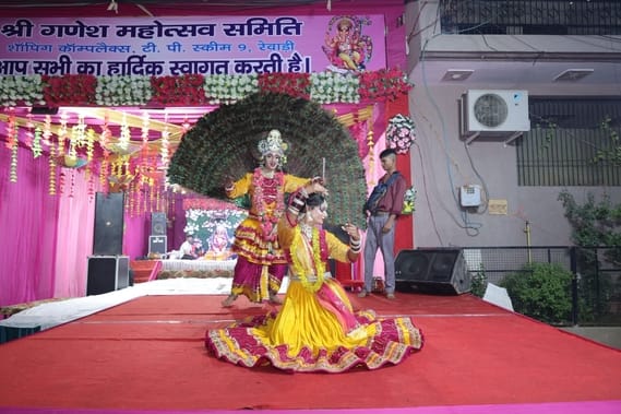 The pandal swayed to the musical dance of Radha-Krishna