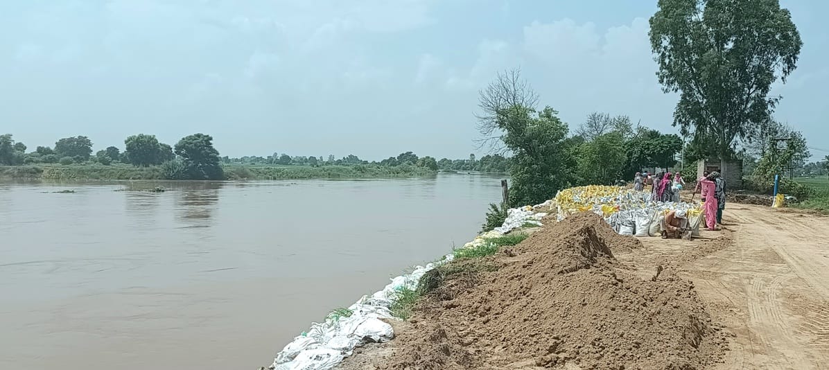 Water level in Ghaggar river is 21 feet, villagers are alert