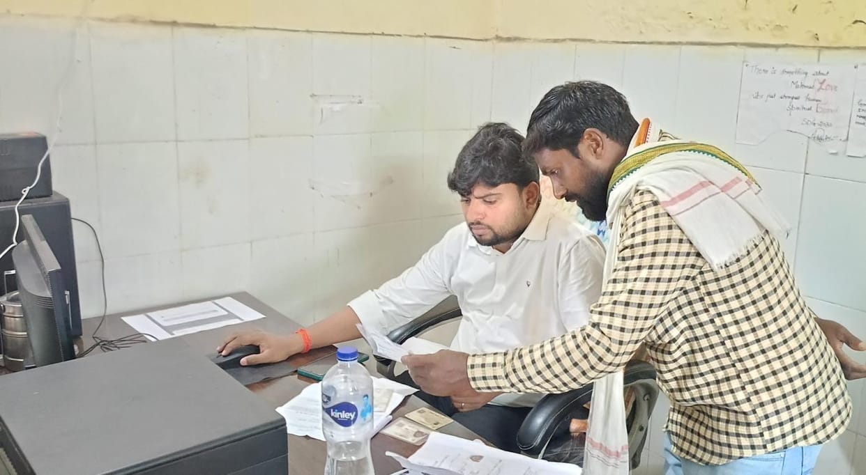 Wife is suffering from pain of cancer, husband is wandering for Ayushman card