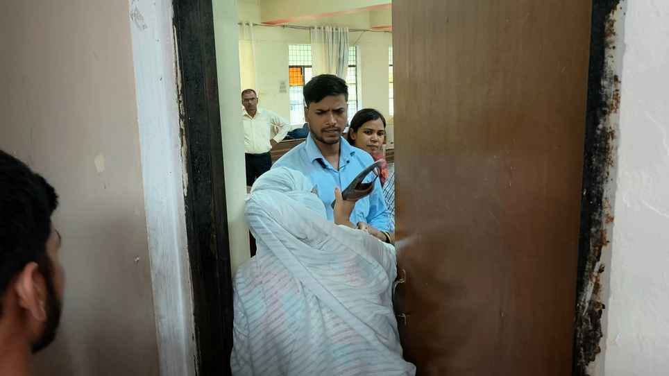 When residence certificate was rejected woman threw slippers at Lekhpal in ghazipur