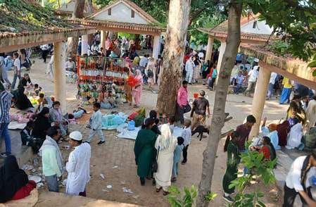 Chadar Poshida done on Latif Shah's grave