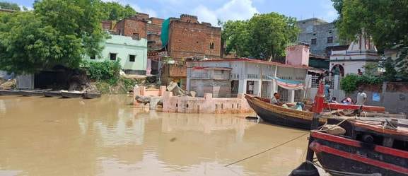 Water level is rising, Ganga has reached Siwan of 40 villages