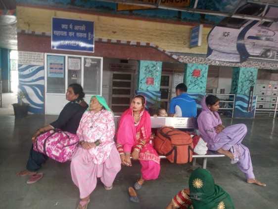 Trains to Katra and Jammu cancelled, ten trains arrived late, passengers troubled
