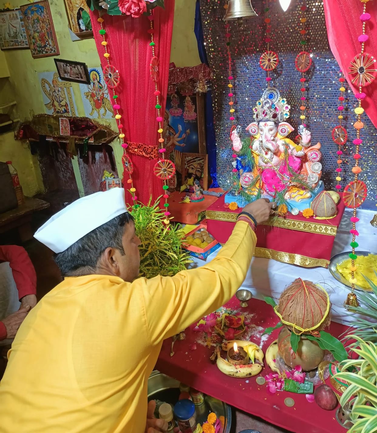 Chanting of Ganpati resonates in the pandals