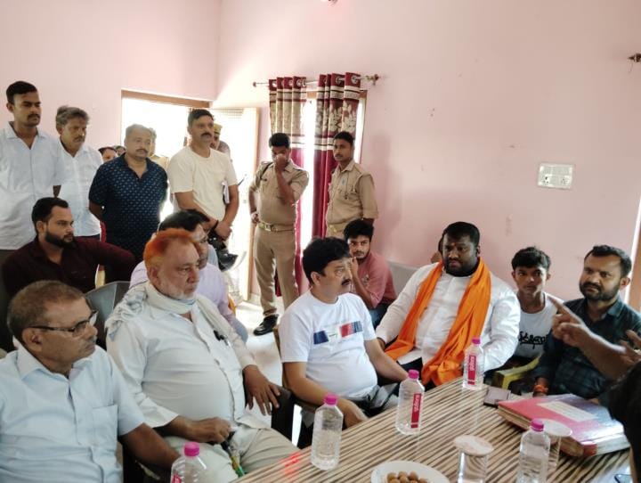 Siddharthnagar News: Debate between people of two communities over installing a gate