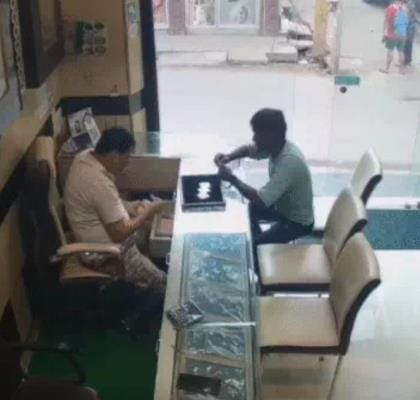 He came as a customer and ran away with a gold earring