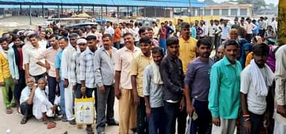 डीएपी और यूरिया खाद लेने को लाइन में खड़े किसान। संवाद