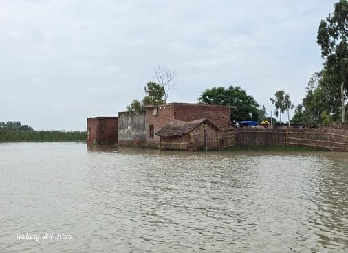 The foundation of houses in 26 villages surrounded by water for 24 days is weak, there is a danger of collapse