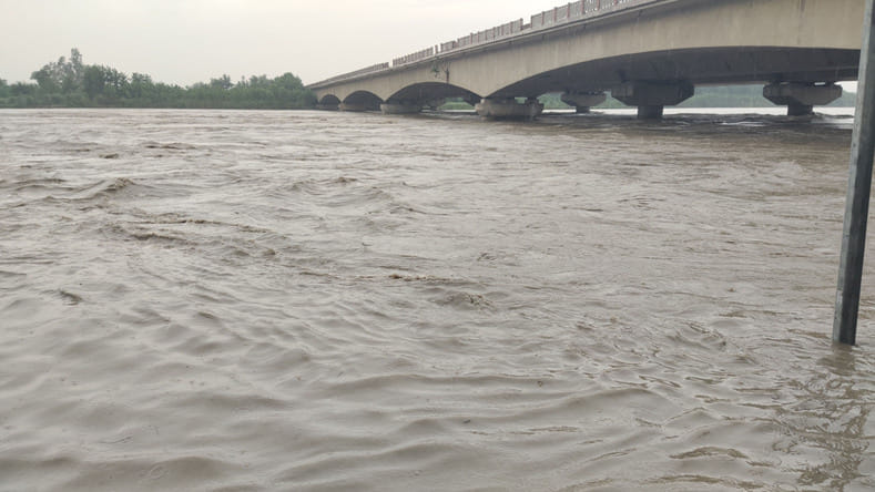 The water level in the Yamuna river reached 230.85 meters in the evening, work on erosion stopped