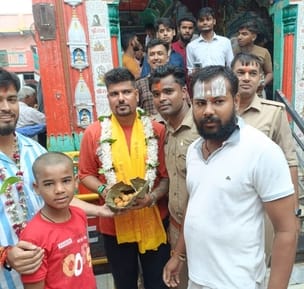 Cricketer Karan Sharma visited Ramlala with his family