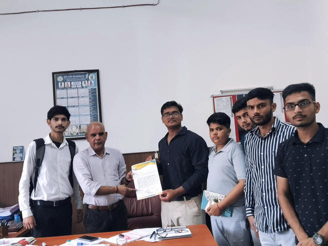 Kisan Chhatra Ekta Sangathan demanded the construction of bus queue shelter