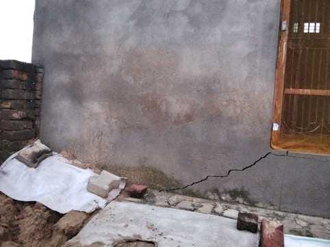 Cracks in the cattle keeper's house