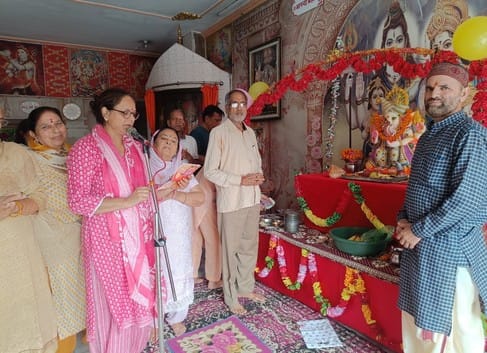 The pandal resounded with the worship of Ganpati Bappa, devotees were praising Gajanan