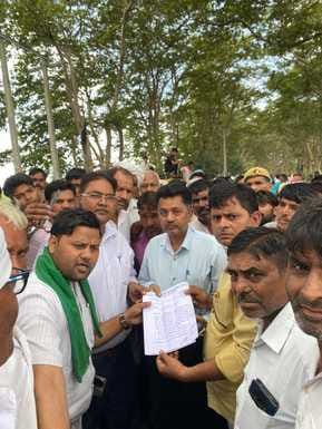 Crops damaged due to cutting in Bastoura Narang, farmers create ruckus