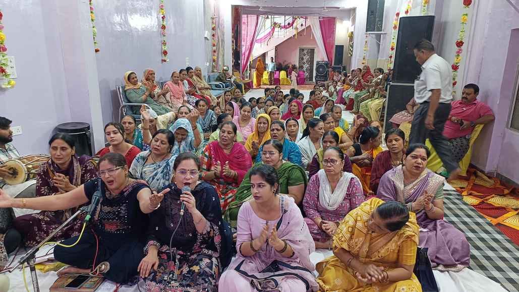 Devotees danced to the hymns of Gajanan, praised his glory in the story