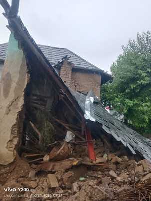 Gaushala collapsed in Bharnot village due to rain
