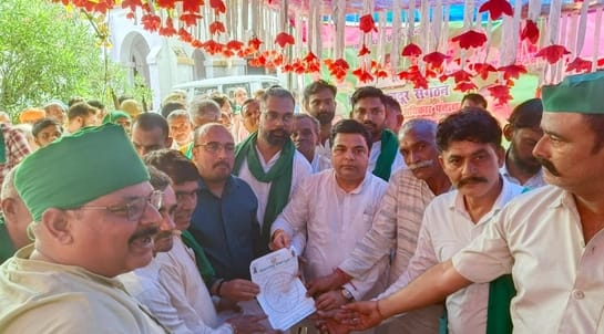 Farmers roared in the Collectorate and put forth their problems