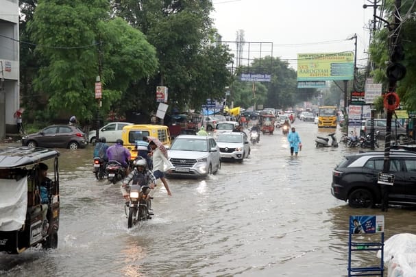 Water fell from the sky like a disaster, the city got submerged