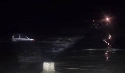 तेज बहाव में फंसी कार, चोपना पुलिस और ग्रामीणों ने बचाई दो युवकों की जान