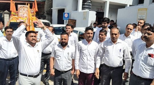 Advocates roared against the Deputy Commissioner and the police station in-charge on the third day too
