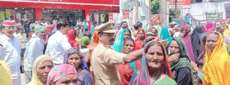 Villagers angry over non-distribution of fertilizer blocked the road