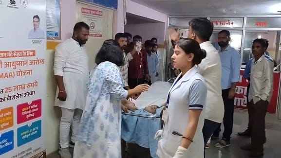 Chittorgarh News 5 people burnt due to electric current in flag during religious procession 3 referred to Kota