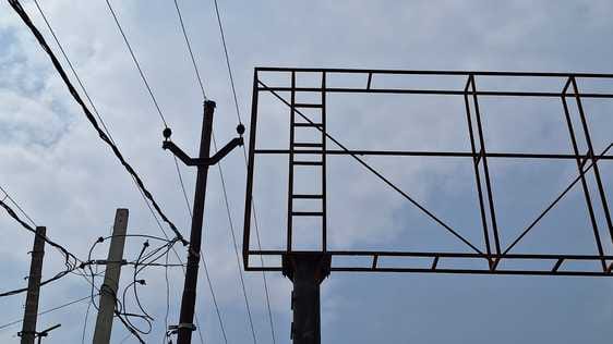Hoardings next to high tension line, risk of accident