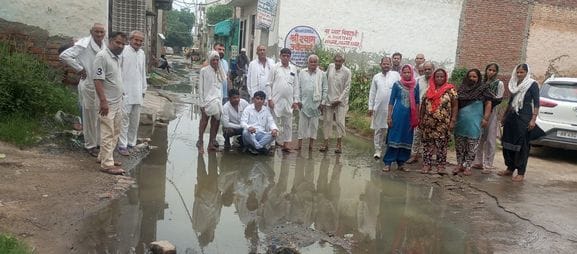 Expressed anger against the administration by sitting in contaminated water