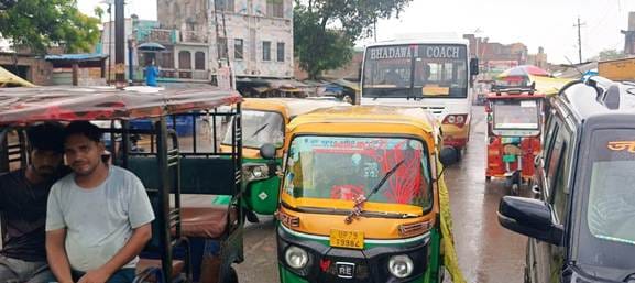 Bhagat Singh Chauraha jam due to autos and e-rickshaws