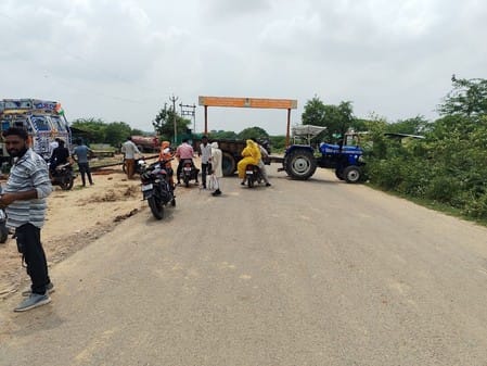 Movement on Yamuna bridge stopped, people going to Jalaun returned from the barrier