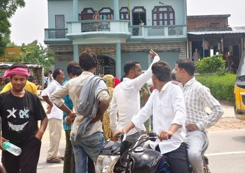 Farmers create ruckus over not getting fertilizers