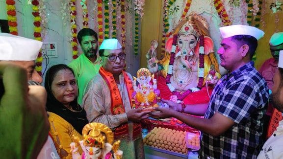 Gaurinandan was praised with the echo of Ganpati Bappa Morya