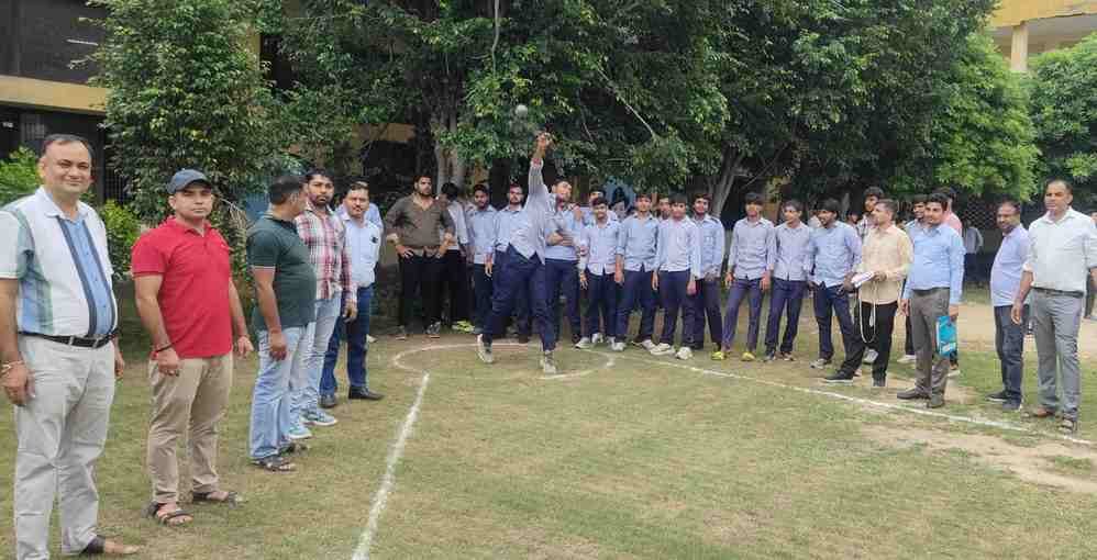 In the 100 meter race, Devdeep won among boys and Ritu won among girls