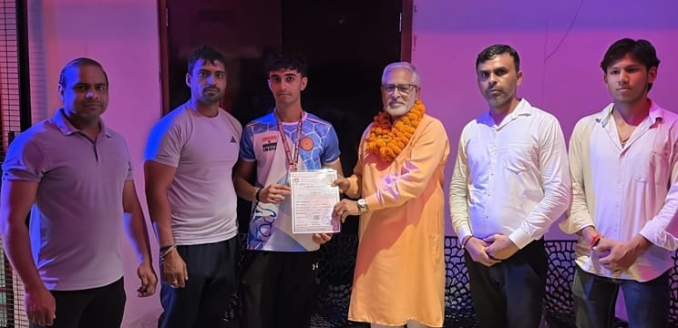 Vikas welcomed back after winning the medal