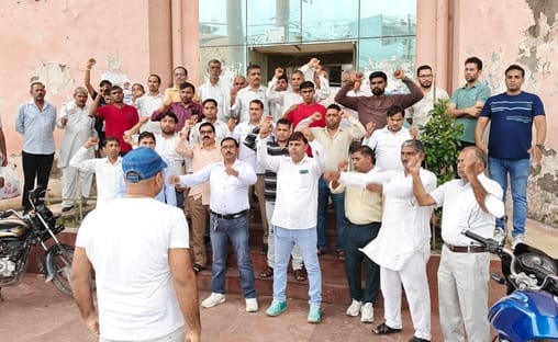 Employees expressed their anger over the delay in formation of Pay Commission