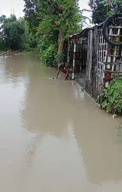Water of Sharda in villages, boats running on roads