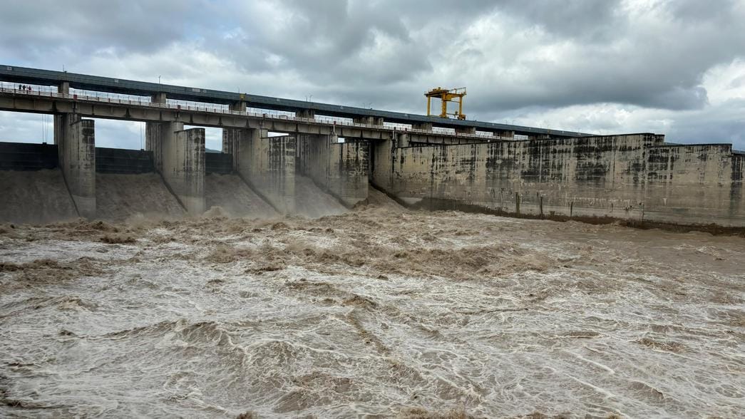 18 gates of Hathinikund Barrage opened, danger of flood in Delhi